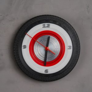 Tire’d of Time – Ceas de Perete sau Masă în Stil Retro, cu Design de Anvelopă
